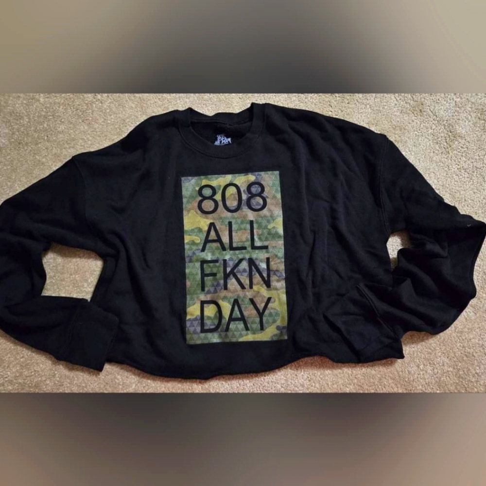 808 ALL DAY CROPPED SWEATER - Medium - Like New Casual Camo Crew Neck